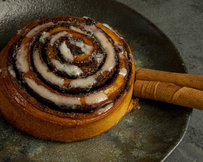 Συνταγή για κέικ σαν cinnamon roll με γλάσο βανίλιας