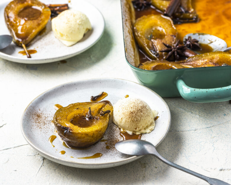 Συνταγή για αχλάδια καραμελωμένα με μαύρη ζάχαρη κανέλα και βανίλια