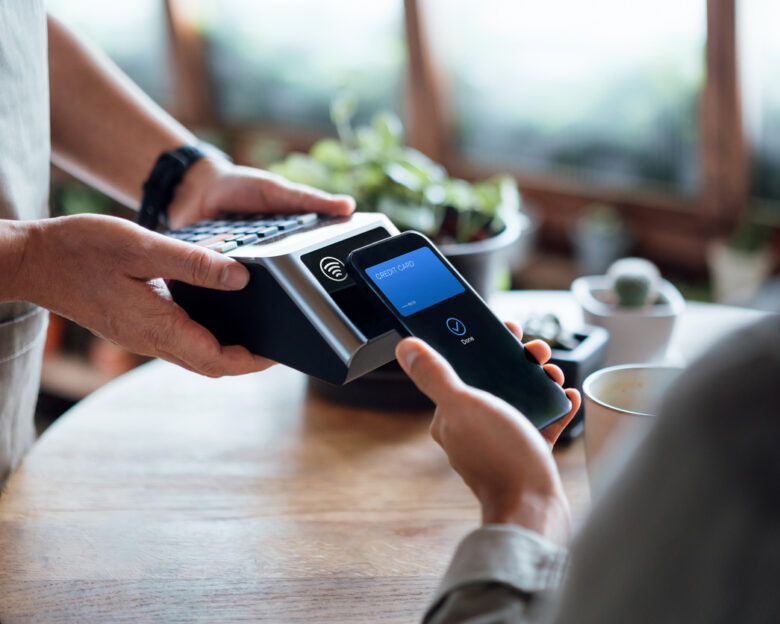 IRIS: Τι αλλάζει από την 1η Δεκεμβρίου σε καταστήματα και e‑shops – Πρόστιμα έως 20.000 ευρώ για όσους δεν συμμορφωθούν