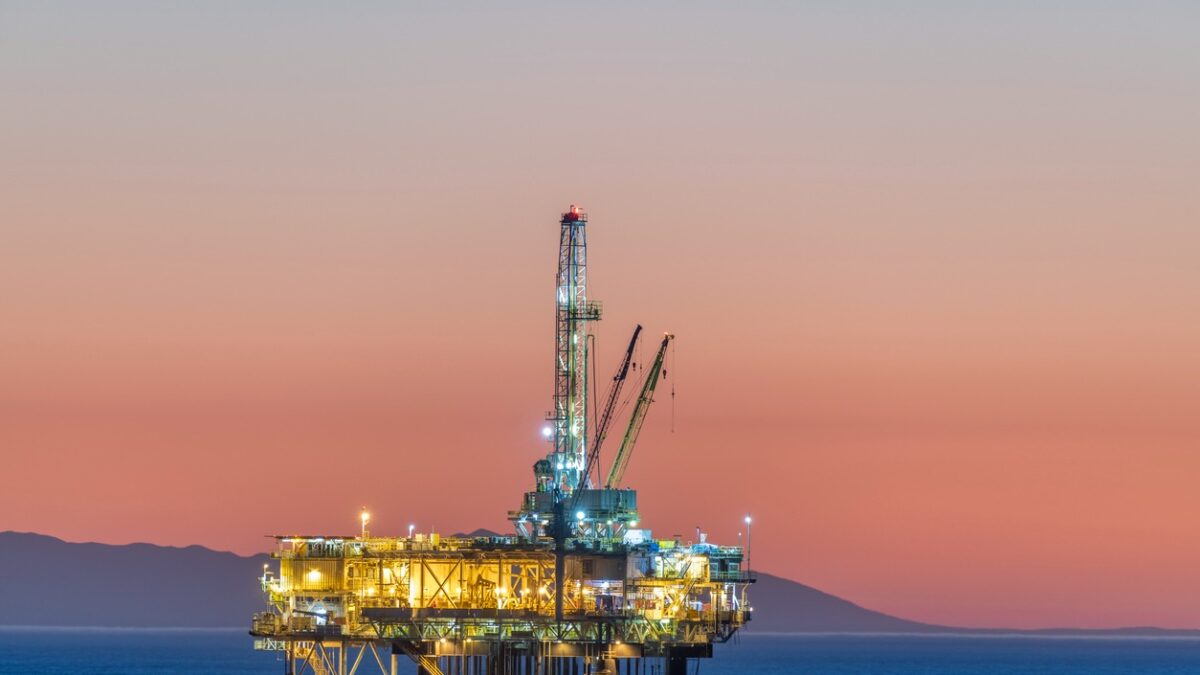 Μία υπεράκτια πλατφόρμας πετρελαίου στα ανοικτά των ακτών της Καλιφόρνια