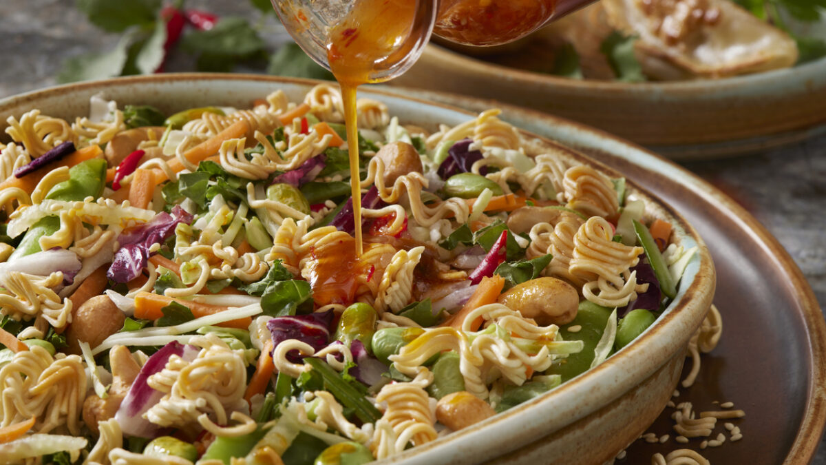 Τραγανή σαλάτα με noodles