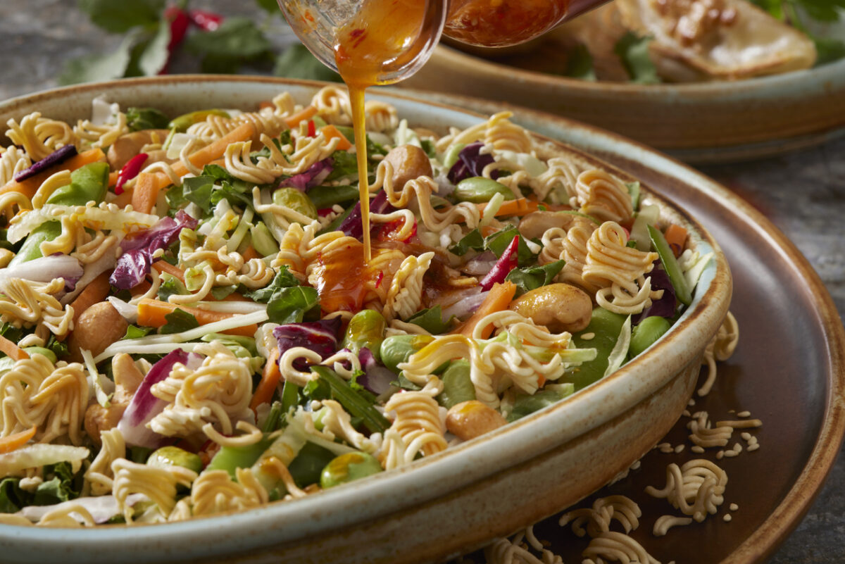 Τραγανή σαλάτα με noodles