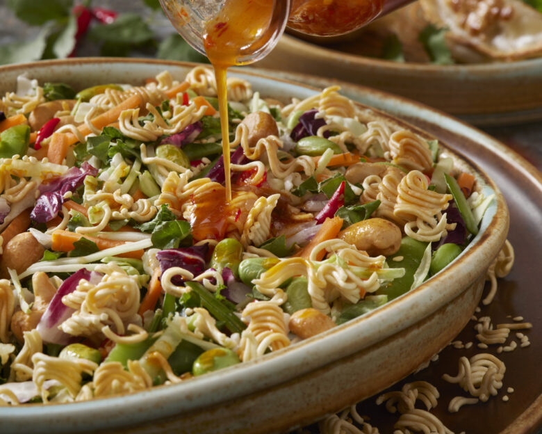 Συνταγή για ασιατική σαλάτα ράμεν με noodles και λάχανο – καρότο