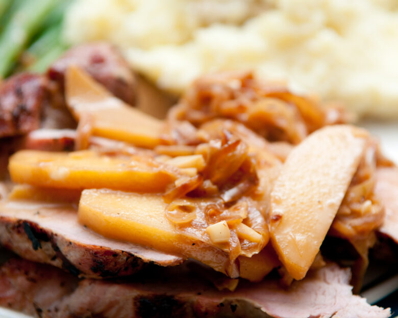 Συνταγή για ψαρονέφρι σε γλυκόξινη σάλτσα με αποξηραμένα σύκα και μήλο