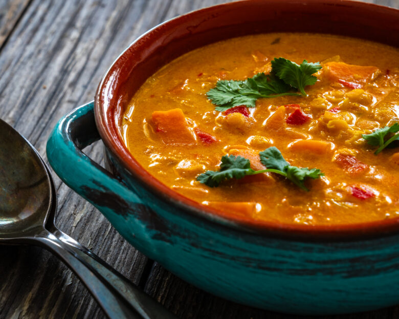 Συνταγή για γλυκοπατάτες γιαχνί με σάλτσα φέτας