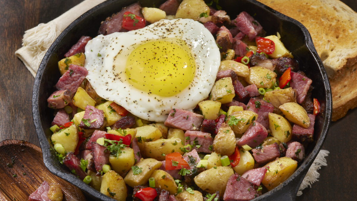 Κορν μπιφ με αυγό και πατάτες