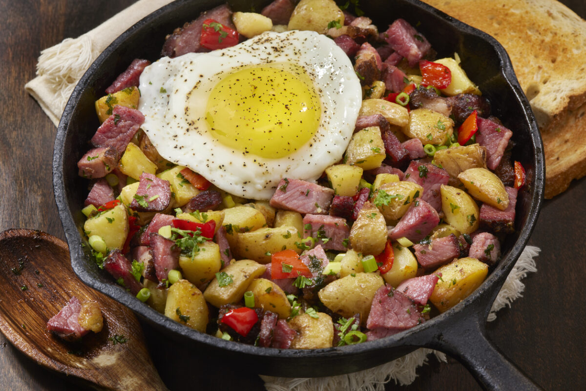 Κορν μπιφ με αυγό και πατάτες