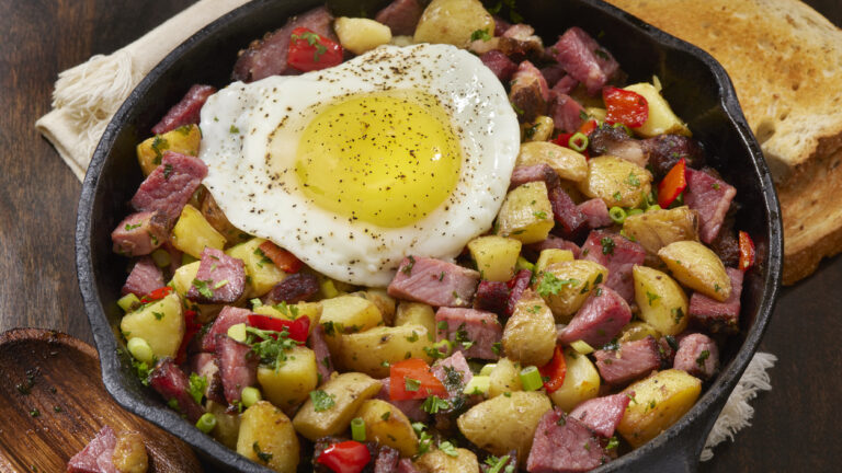 Κορν μπιφ με αυγό και πατάτες