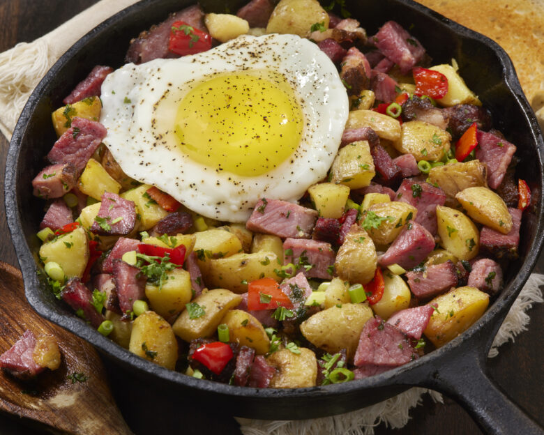 Συνταγή για corned beef με αυγά με πατάτες