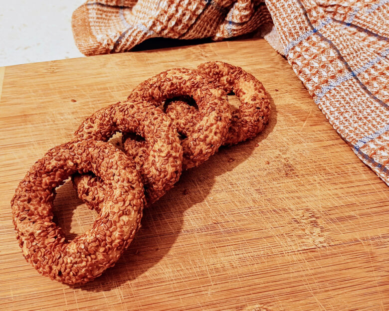 Συνταγή για υγιεινά πρωτεϊνούχα τυροκούλουρα με σουσάμι και λιναρόσπορο