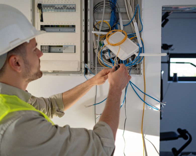 Πως εξελίσσεται το ψηφιακό σχέδιο της ΔΕΗ για ΑΙ και οπτικές ίνες