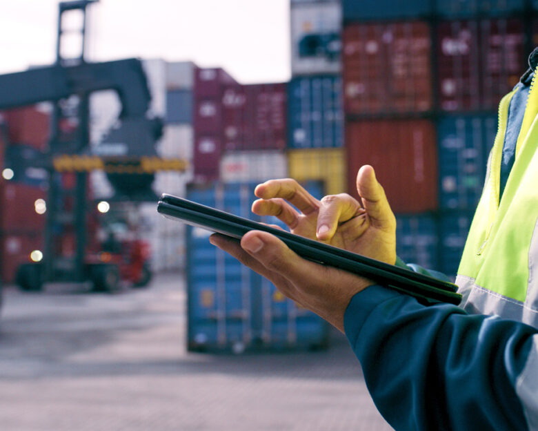 Ταμείο Ανάκαμψης: Υψηλές εκταμιεύσεις πόρων, χαμηλή υλοποίηση έργων – Ποια υπουργεία παίρνουν «κίτρινη κάρτα»