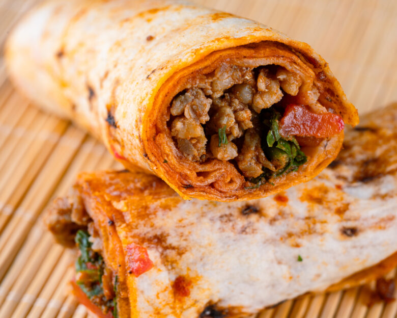 Συνταγή για πικάντικα ρολάκια με γιαούρτι και κιμά