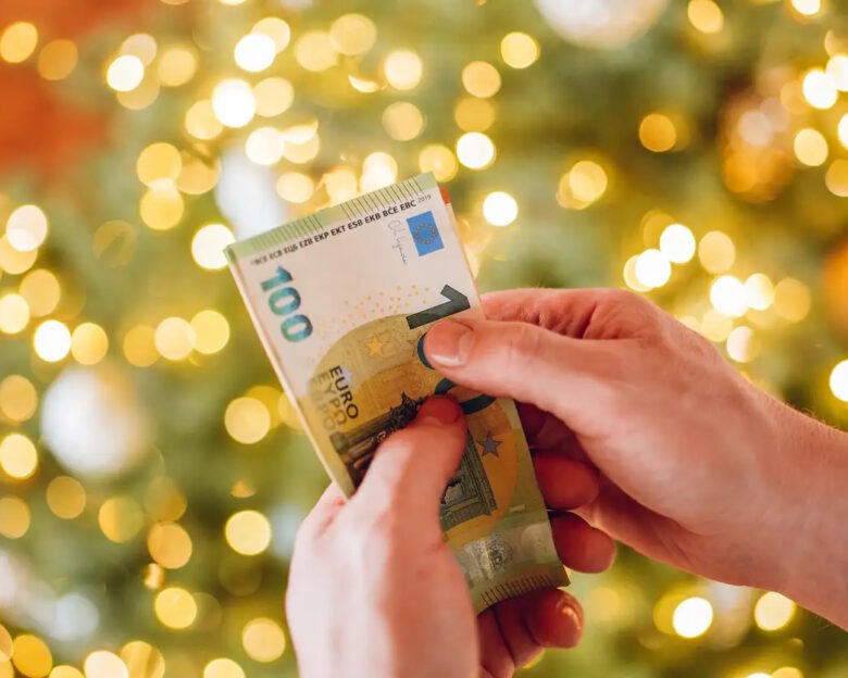 Δώρο Χριστουγέννων 2025: Γιατί θα καταβληθεί νωρίτερα φέτος