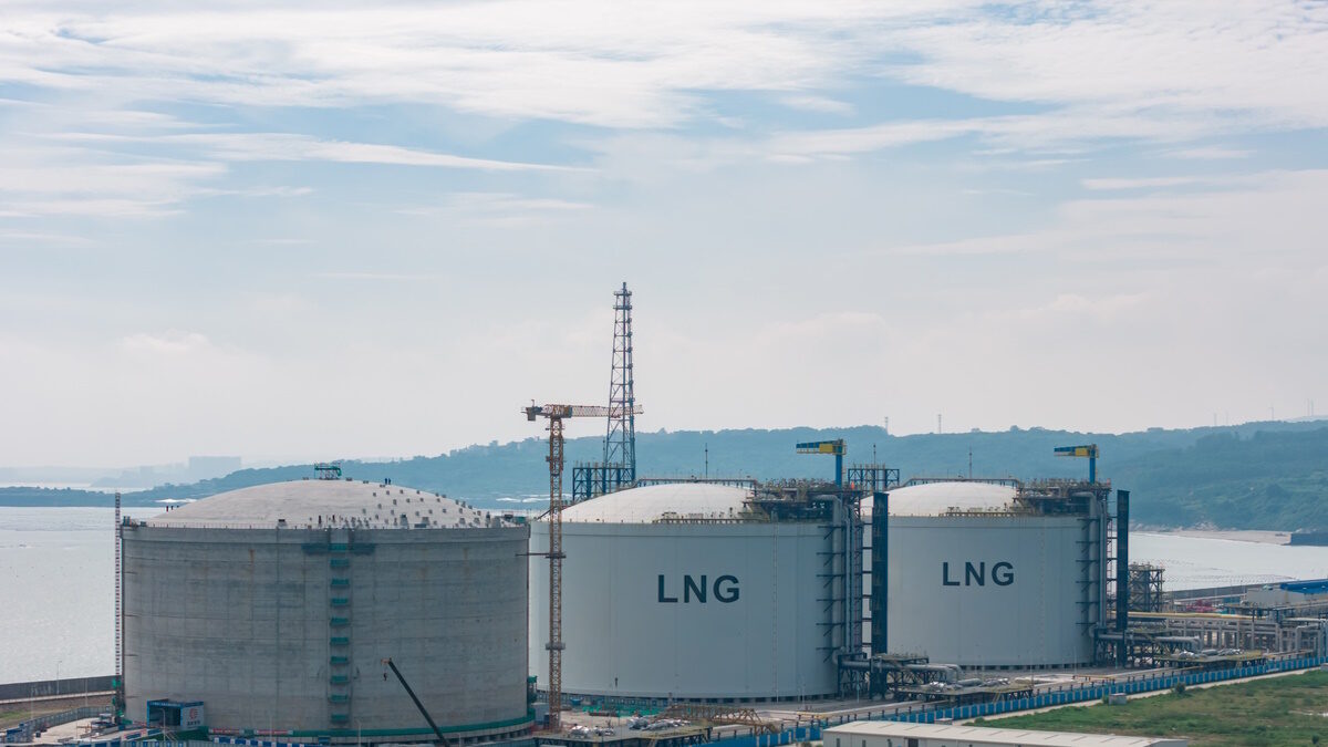 Large LNG storage tanks