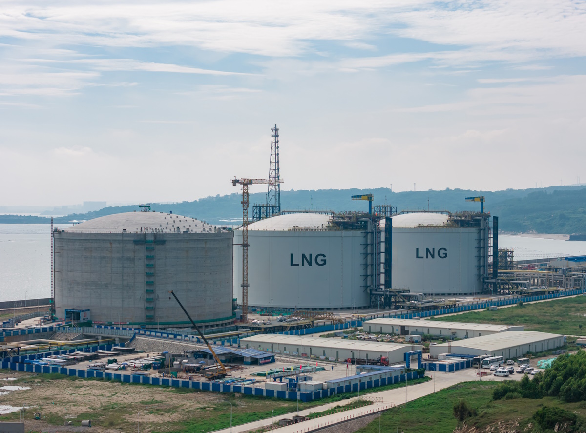 Large LNG storage tanks