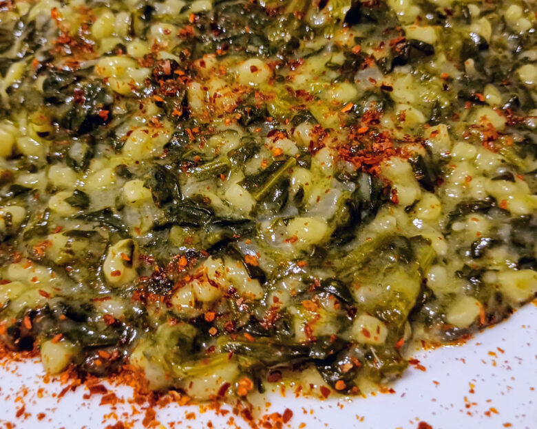 Συνταγή για τραχανότο με σπανάκι και γραβιέρα