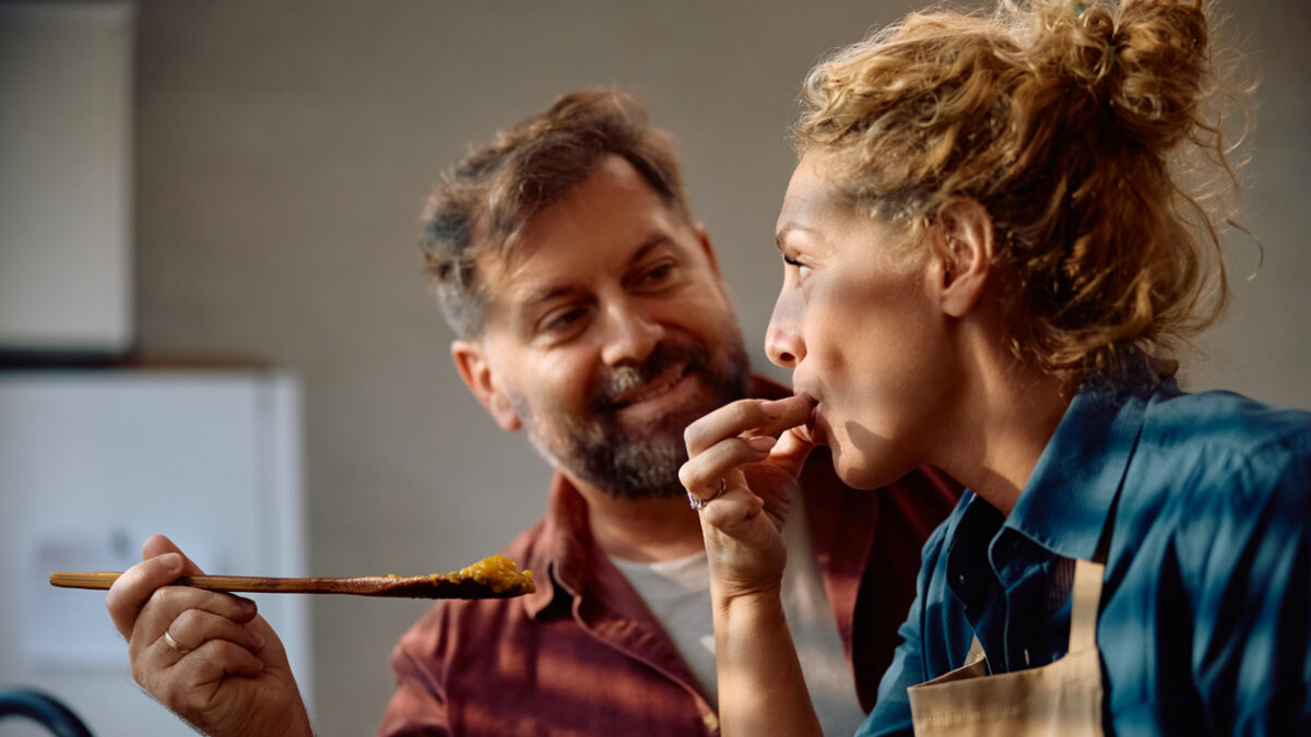 Εύκολη γαριδομακαρονάδα και τυλιχτό με ρεβιθοκεφτέδες ξεχωρίζουν στο μενού της επόμενης εβδομάδας