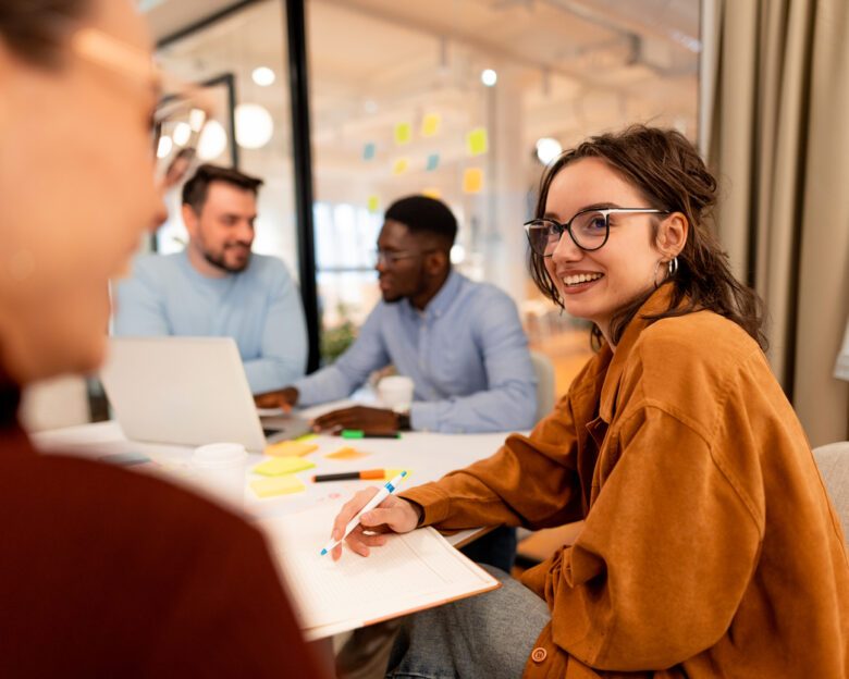 Σε έκρηξη συμβάσεων ελαστικής απασχόλησης οδηγούν οι πολλοί άνεργοι και οι λίγες κενές θέσεις εργασίας