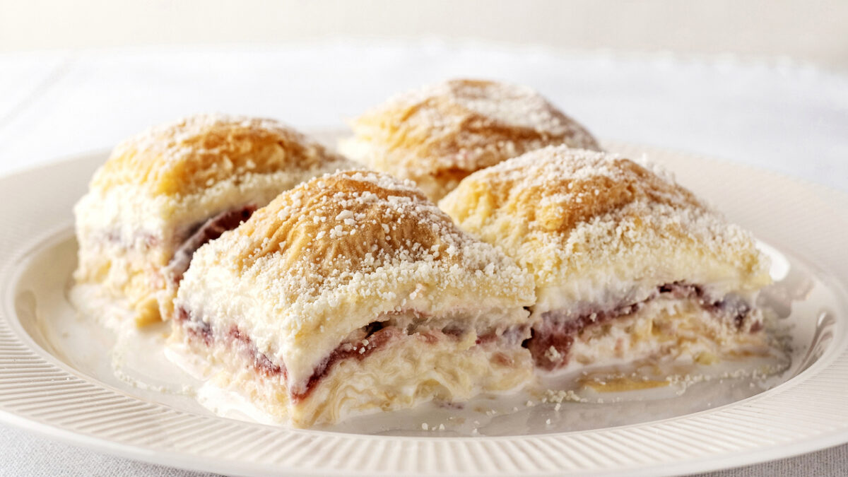 Μπακλαβάς με γαλατένιο σιρόπι