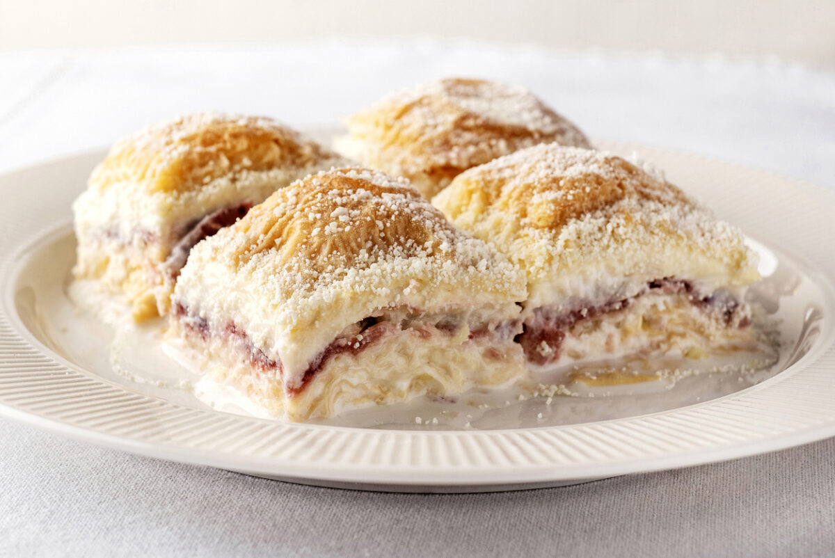 Μπακλαβάς με γαλατένιο σιρόπι