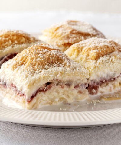 Μπακλαβάς με γαλατένιο σιρόπι