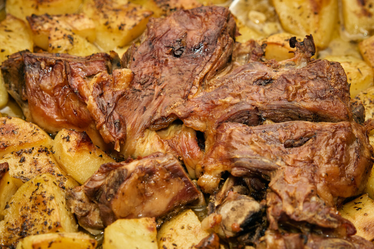 Συνταγή για παραδοσιακό λεμονάτο κατσικάκι στον φούρνο με πατάτες