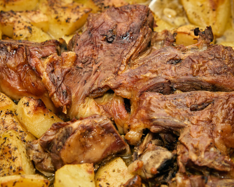 Συνταγή για παραδοσιακό λεμονάτο κατσικάκι στον φούρνο με πατάτες