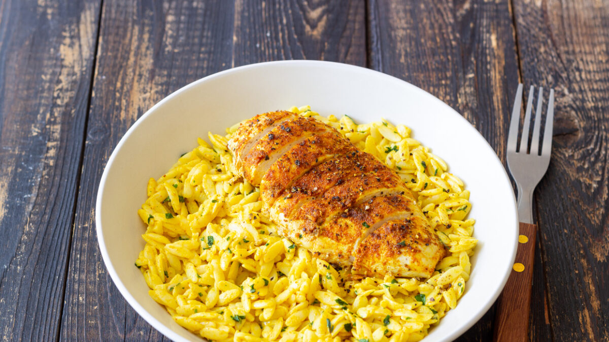 Κριθαράκι με κάρι και κοτόπουλο