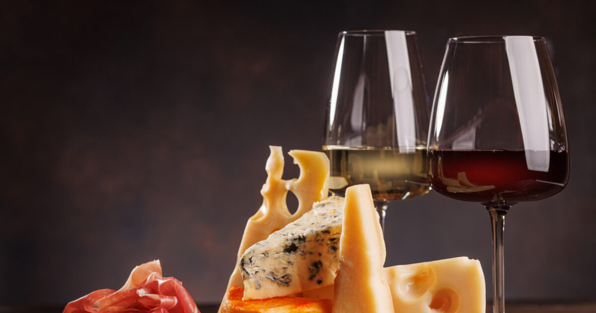 Politico: EU to seek exemption from Trump tariffs on spirits, pasta and cheese