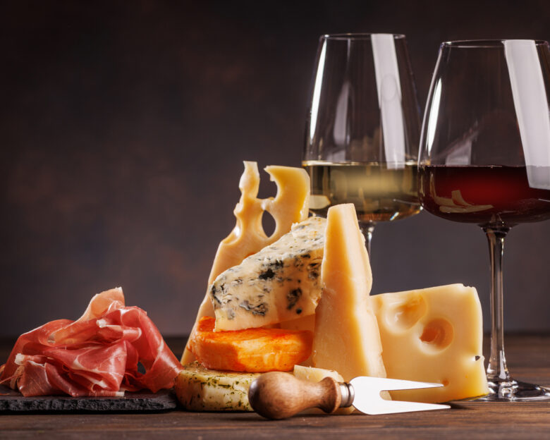 Politico: Απαλλαγή από τους δασμούς του Τραμπ θα ζητήσει η ΕΕ για αλκοολούχα ποτά, ζυμαρικά και τυριά