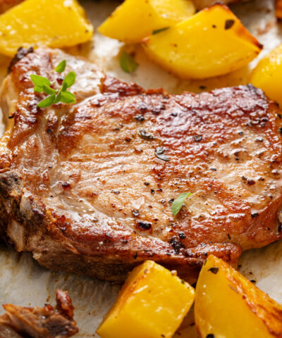 Χοιρινές μπριζόλες πρασοσέλινο με πατάτες