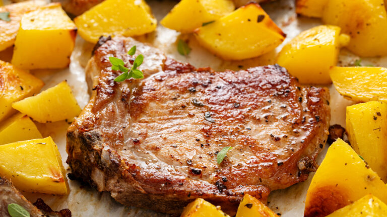 Χοιρινές μπριζόλες πρασοσέλινο με πατάτες