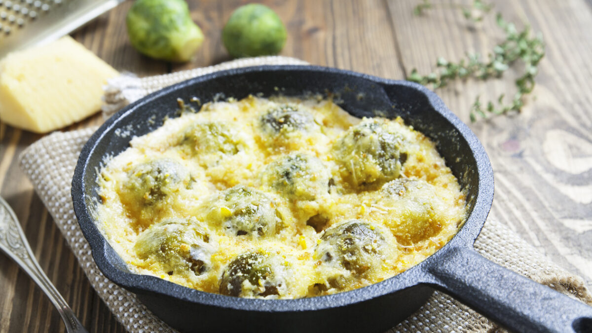 Λαχανάκια Βρυξελλών ογρατέν με τραγανό κρεμμύδι και πράσο