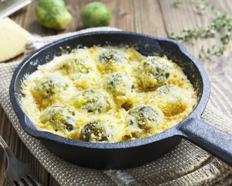 Συνταγή για λαχανάκια Βρυξελλών ογρατέν με τραγανό κρεμμύδι και πράσο