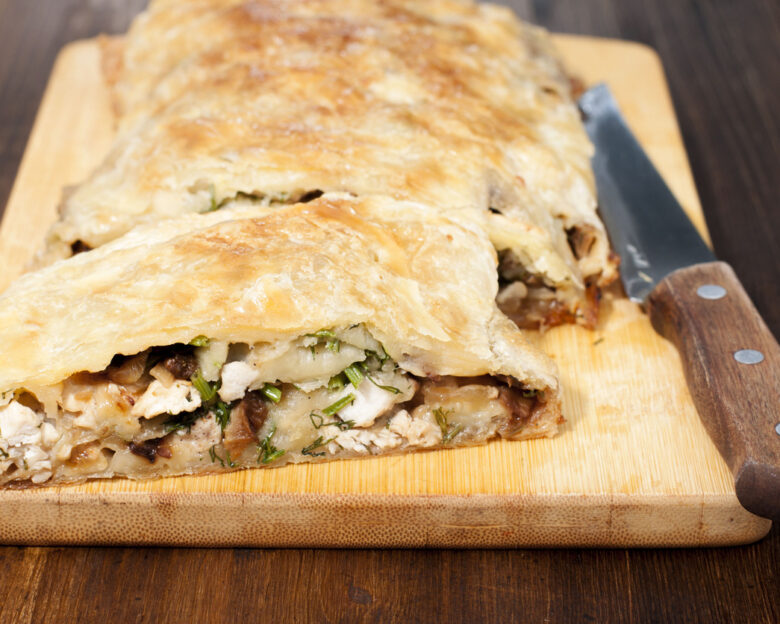 Κοτόπιτα με μανιτάρια και κρέμα παρμεζάνας σε ρολό σφολιάτας
