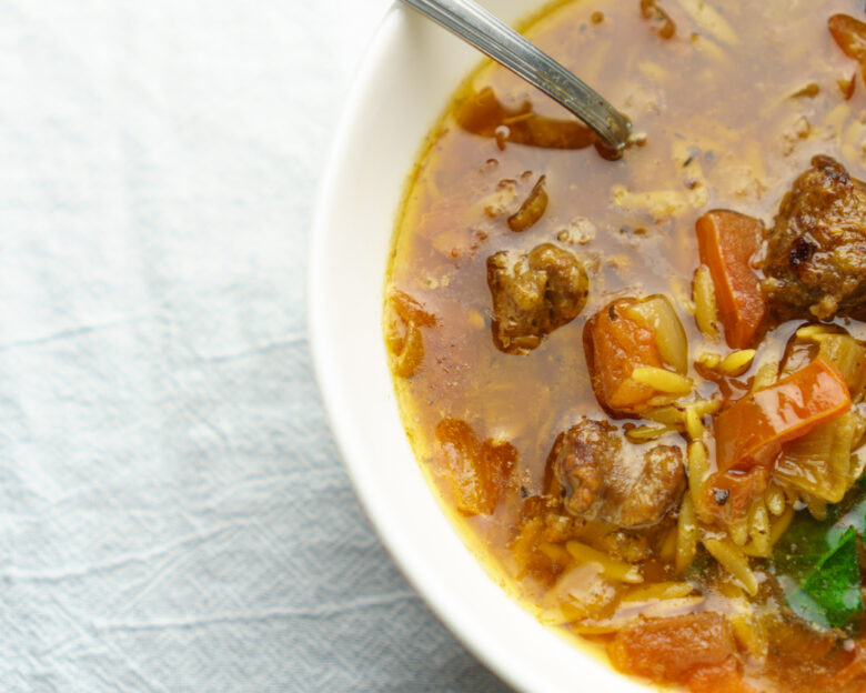 Συνταγή για παραδοσιακή κοκκινιστή σούπα από μοσχάρι με κριθαράκι