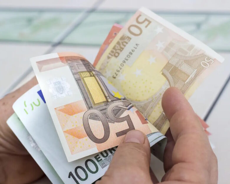 Προπληρωμένες κάρτες επιδομάτων: Στις 27 Νοεμβρίου η κλήρωση για 8.500 δικαιούχους που θα λάβουν 1.000 ευρώ έκαστος