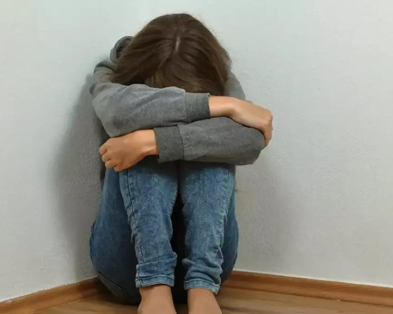 Θεσσαλονίκη: 13χρονη κατήγγειλε τους γονείς της για ξυλοδαρμό – Φέρονται να την χτύπησαν με κοντάρι ηλεκτρικής σκούπας