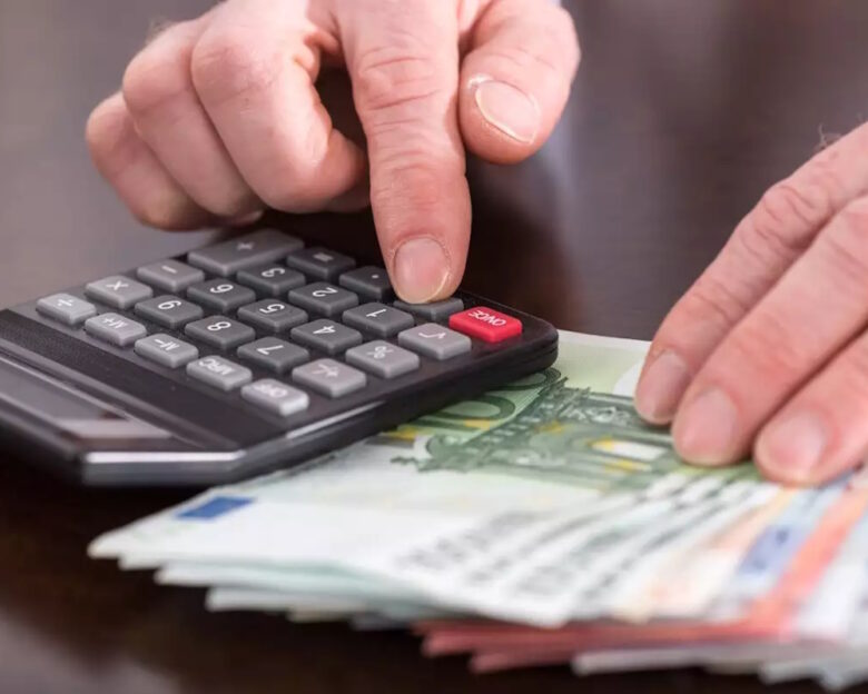 Ελεύθεροι επαγγελματίες: Πού μειώνεται το ελάχιστο εισόδημα και ποιες νέες εξαιρέσεις φέρνει ο προϋπολογισμός 2026