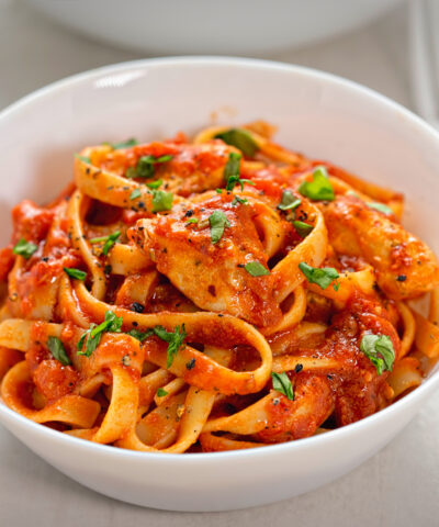 Κοτόπουλο κοκκινιστό με χυλοπίτες