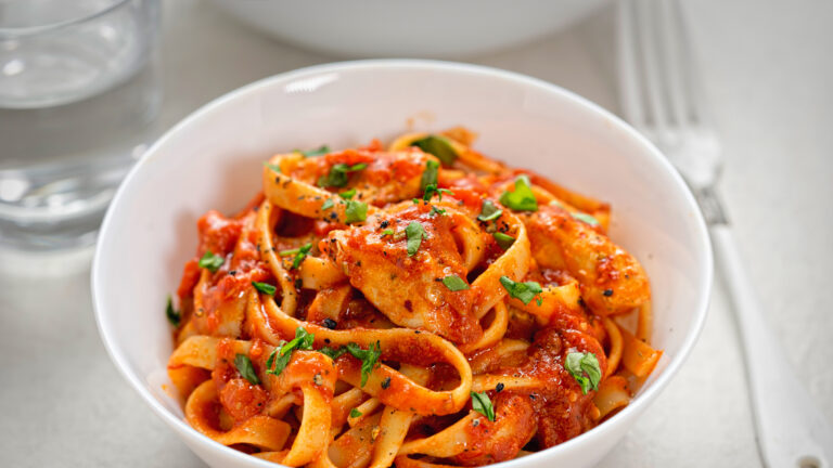 Κοτόπουλο κοκκινιστό με χυλοπίτες