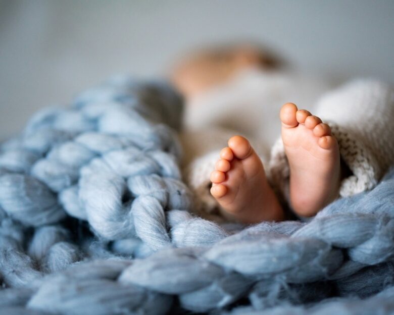 Το σκοτεινό πρόσωπο του «freebirth»: Πώς ένα κίνημα «φυσικού τοκετού» συνδέεται με θανάτους βρεφών