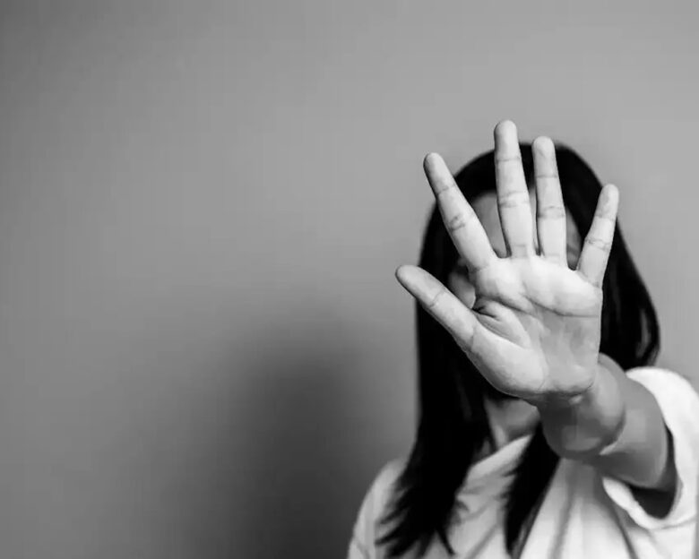 «Ήταν άνθρωπος εμπιστοσύνης και βίαζε την αδερφή μου» – Η κατάθεση της πρώην συντρόφου του ηθοποιού που κατηγορείται για βιασμό