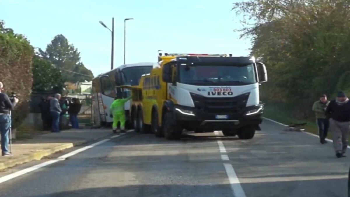 Φωτογραφία που δείχνει το λεωφορείο που υπέστη ατύχημα στην Ιταλία