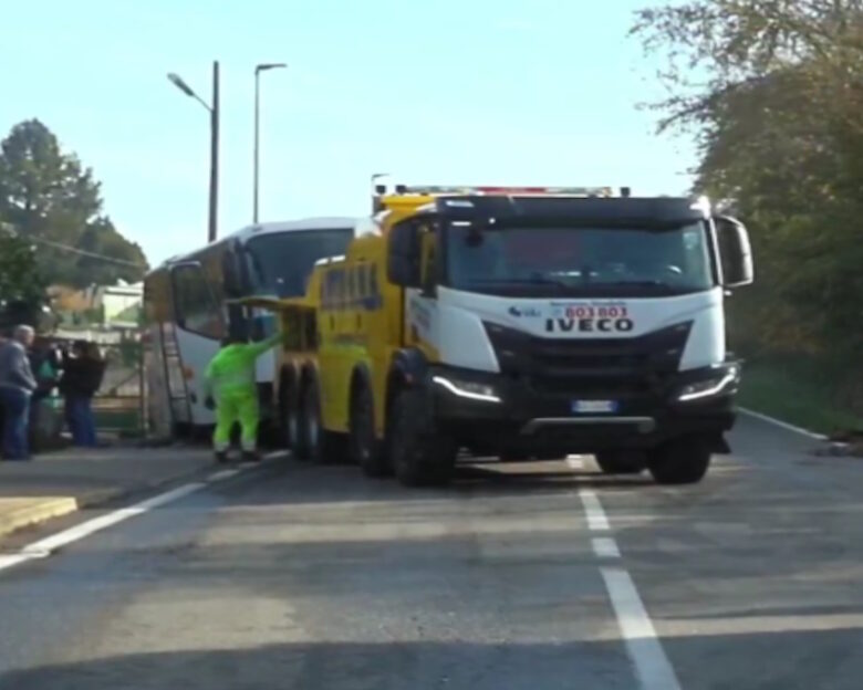 Ιταλία: Ένας νεκρός και 20 τραυματίες από σύγκρουση αυτοκινήτου με σχολικό λεωφορείο κοντά στο Τορίνο – Ο οδηγός φαίνεται πως αποκοιμήθηκε στο τιμόνι