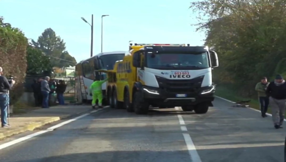 Φωτογραφία που δείχνει το λεωφορείο που υπέστη ατύχημα στην Ιταλία