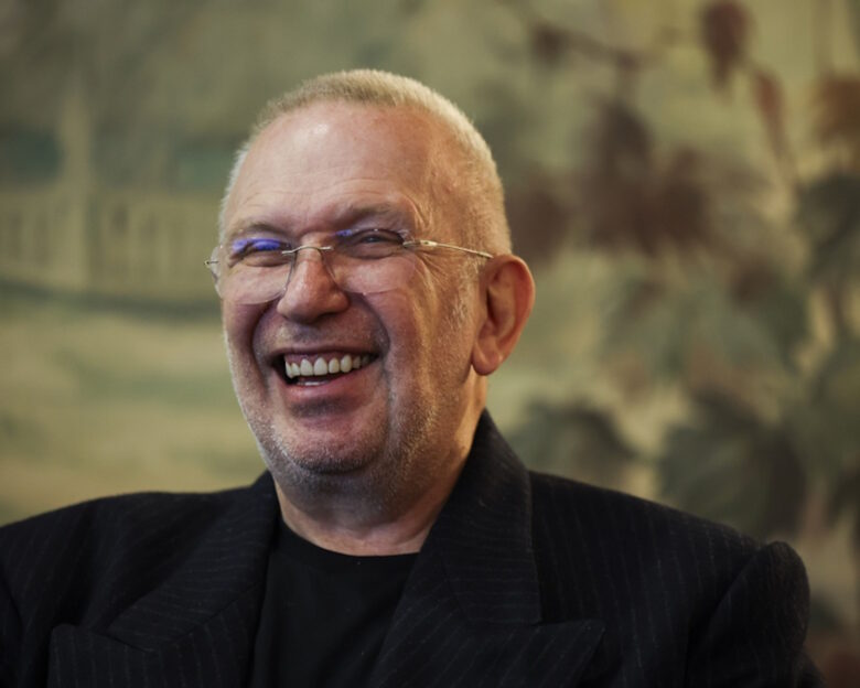 Jean Paul Gaultier: Οι γυναικείες κολεξιόν του κορυφαίου σχεδιαστή συγκεντρωμένες σε ένα βιβλίο