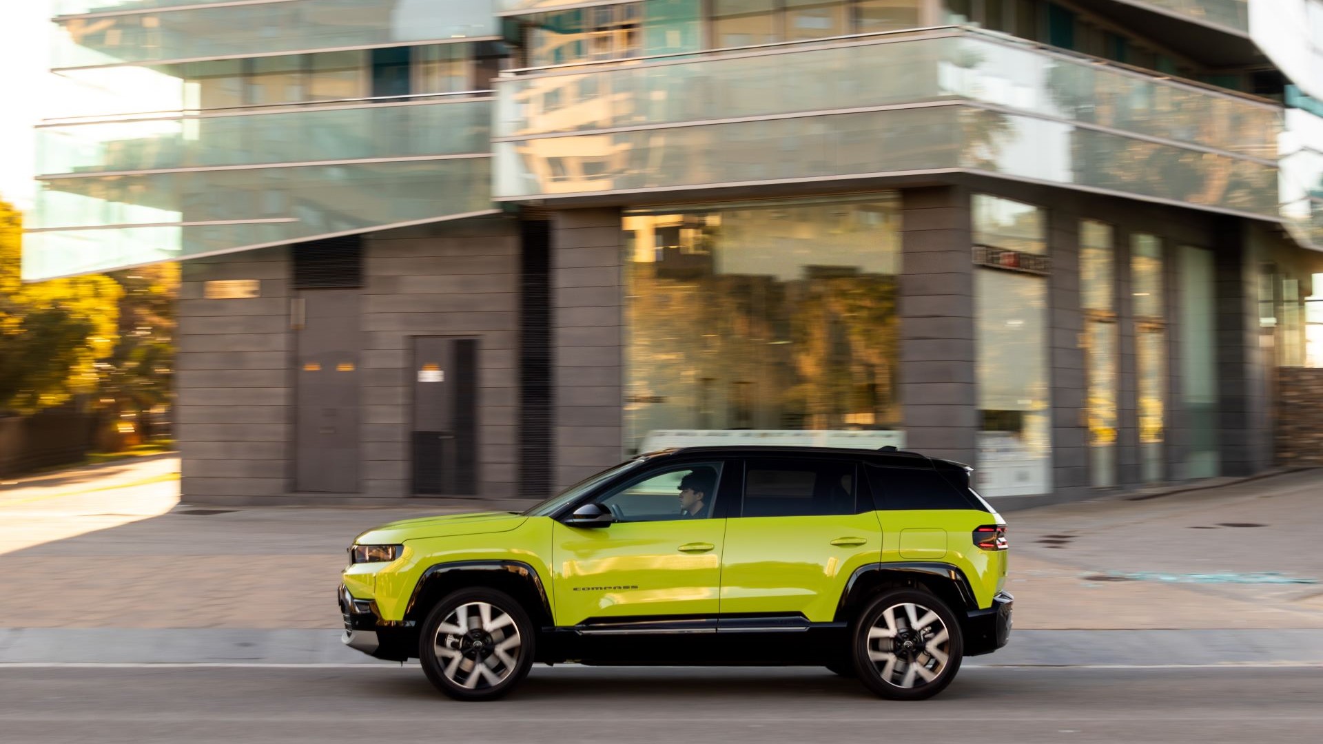 Γνωρίζουμε και οδηγούμε το νέο Jeep Compass στη Βαρκελώνη