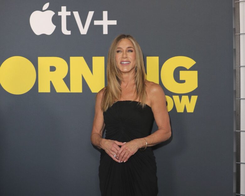 Η Τζένιφερ Άνιστον ποζάρει αισθησιακά στο Elle και αποθεώνει τον υπνοθεραπευτή σύντροφό της – «Πολύ ιδιαίτερος, φυσιολογικός, ευγενικός»